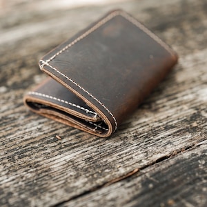 Cartera tradicional de cuero con tres pliegues - Marrón café
