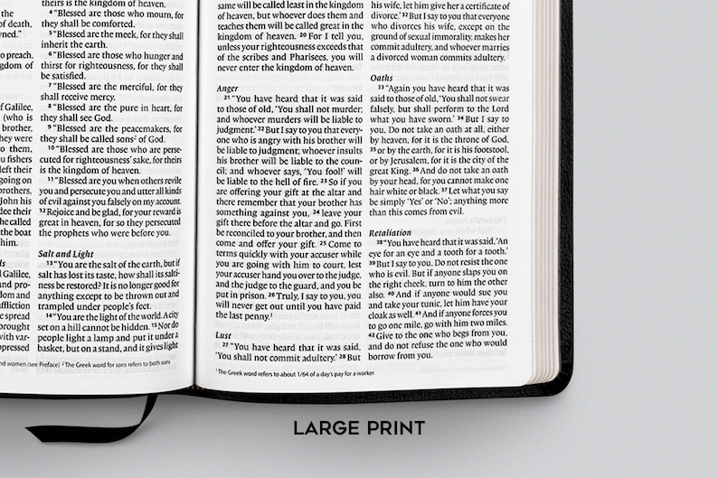 Puede incluir: Primer plano de una p&aacute;gina de una Biblia de letra grande, que muestra el texto del Serm&oacute;n de la Monta&ntilde;a. El texto est&aacute; en blanco y negro, con las palabras "Sal y Luz" resaltadas en negrita. La p&aacute;gina est&aacute; abierta al libro de Mateo, cap&iacute;tulos 5-7.