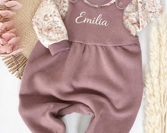 Baby girl's romper with long-sleeved shirt in waffle jersey in antique mauve. Baby clothing set with floral motif. Personalization available upon request.