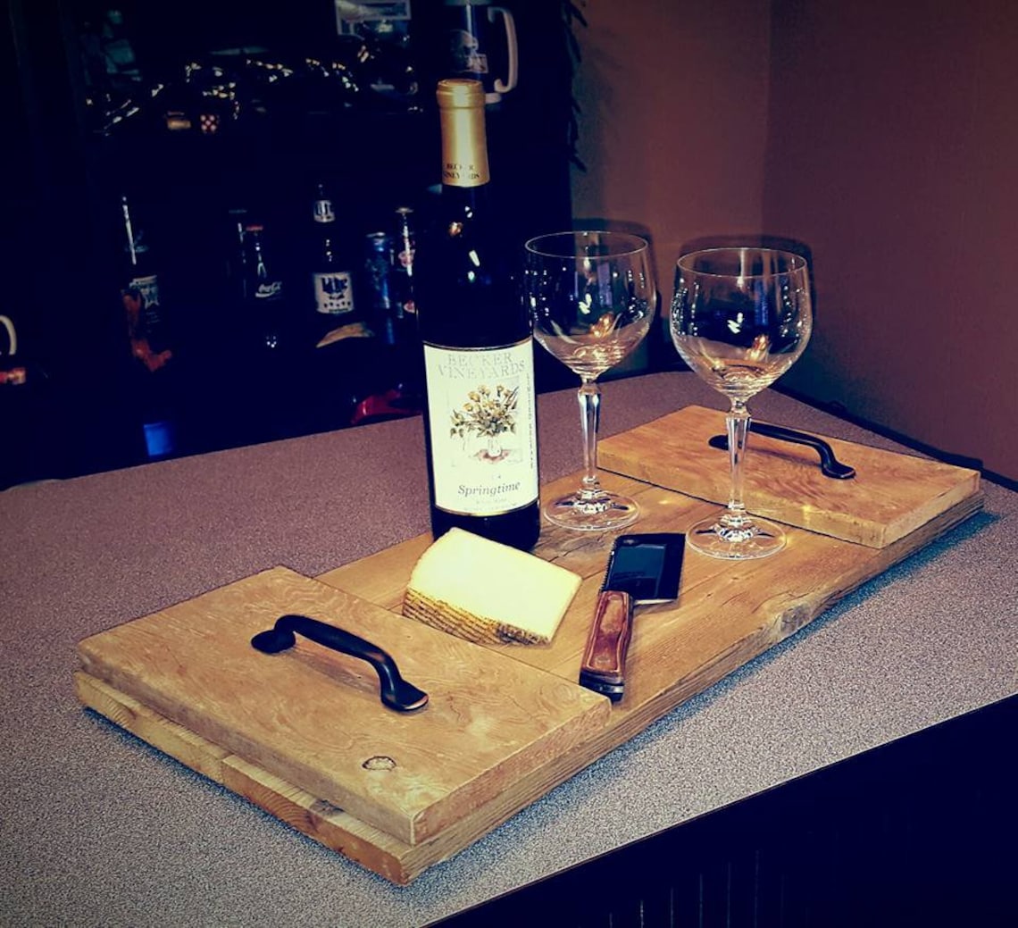 Wine and cheese serving tray. Etsy.de