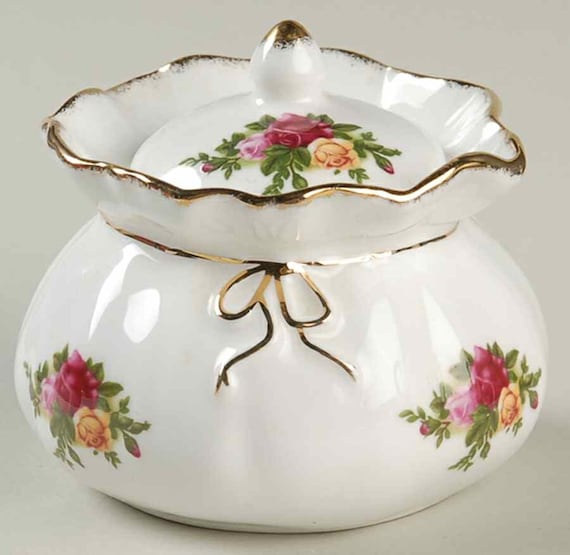 Dorothy Box with Lid  Old Country Roses