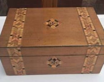 Caja de costura antigua de nácar con incrustaciones de marquetería