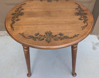 Vintage Ethan Allen Heirloom Maple Queen Anne Beistelltisch - Schablonendesign, 68 cm breit
