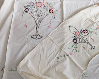 ヴィンテージ テーブルクロス + ランナー 刺繍入り花柄バスケット