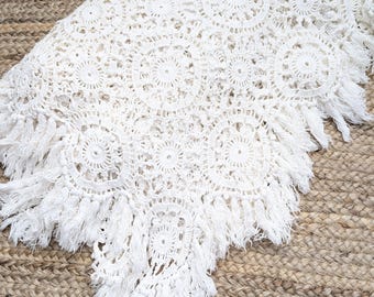 Edredón de ganchillo blanco vintage con flecos de algodón de 80 x 90 cm.