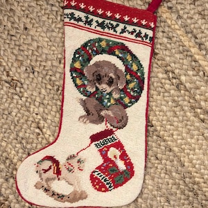 Skarpeta świąteczna haftowana igłą Wianek i skarpeta ze szczeniakiem w kolorze czerwonym, zielonym i kremowym