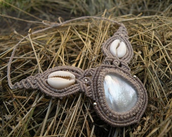 Collier en macramé de nacre, bijoux de festival de collier de coquille de cauri beige, collier de conception de hippie Boho cadeau de femmes