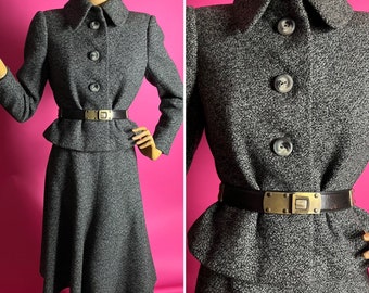 1950's 1960's Christian Dior London grijs gevlekt wollen rokkostuum, halflange rok, kleine peplum, kort jasje met kraag en knopen