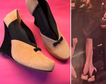 Unworn 2009 Tabitha Simmons Beige and Black Platform Suede Shoes, Curved Wedge Heels, Elastic Sides, Size IT39.5