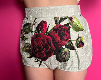 Y2K Dolce & Gabbana Bubble Shorts im 1950er-Jahre-Stil, eisblauer Jacquard, roter Rosendruck. Mit Seide gefüttert, Größe IT40