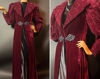 Bata o abrigo de terciopelo rojo vino de los años 40 con acolchado trapunto en la solapa y mangas farol enormes, hebilla de azabache en la parte delantera, estilo Hollywood.