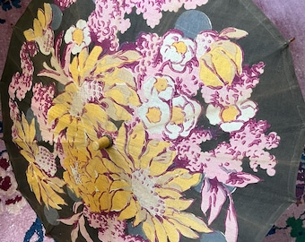 Jaren 1920 Art deco jaren 1930 bloemen katoen bedrukt sunbrella of parasol, houten schacht, rootbeer bakeliet spaaktips, geverfd handvat, schoudertasje kwastje