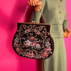 Enorme bolso tapiz floral marrón de la década de 1950, asa de cadena dorada, cierre de beso y marco, bolso, 12 pulgadas (30,5 cm) de alto x 14 pulgadas (35,5 cm) de ancho