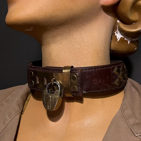 Late 1800s, 1900s Victorian Leather and Brass Studded Dog Collar, Heart Shaped Working Lock & Key, Stamped VR (Victoria Regent)