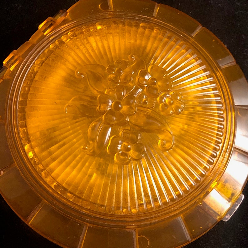 Floral Sunburst Moulded Lid Sterling Silver Catch Book Listed 1940s Plastic Amber Powder Compact Mesh /& Powder Puff Possibly Ton-Ton