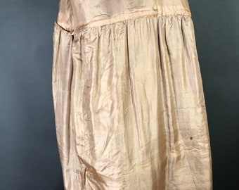 1800s Victoriaanse bruine keper en satijnen cape met groene kwasten en gevlochten stropdas, zijde gevoerd, one size fits most 1800s Victoriaanse bruine keper en satijnen cape met groene kwasten en gevlochten stropdas, zijde gevoerd, one size fits most