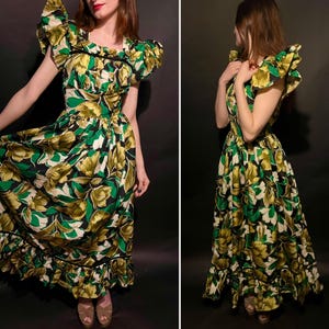 Könnte beinhalten: Ein Vintage-Maxikleid mit Blumenmuster in Grün, Gelb, Weiß und Schwarz. Das Kleid hat Rüschenärmel, einen Rüschenausschnitt und einen Rüschensaum. Das Kleid ist ein bodenlanges Kleid.