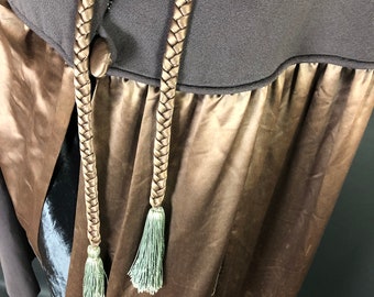 1800s Victoriaanse bruine keper en satijnen cape met groene kwasten en gevlochten stropdas, zijde gevoerd, one size fits most 1800s Victoriaanse bruine keper en satijnen cape met groene kwasten en gevlochten stropdas, zijde gevoerd, one size fits most