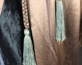 1800s Victoriaanse bruine keper en satijnen cape met groene kwasten en gevlochten stropdas, zijde gevoerd, one size fits most 1800s Victoriaanse bruine keper en satijnen cape met groene kwasten en gevlochten stropdas, zijde gevoerd, one size fits most