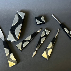 Set manicure anni &#39;20 Art Déco, 7 pezzi compreso vasetto per rossetto o crema, decorazione geometrica placcata in argento, plastica nera