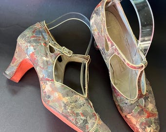 Zapatos de los años 20 con tira en T de lamé floral, hebillas de pedrería, efecto calado, cosidos a mano, interior y suela de cuero, de Thayer McNeil Company Boston.