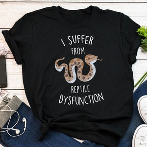 Könnte beinhalten: Schwarzes T-Shirt mit einer weißen Grafik einer Schlange und dem Text "Ich leide unter Reptiliendysfunktion".
