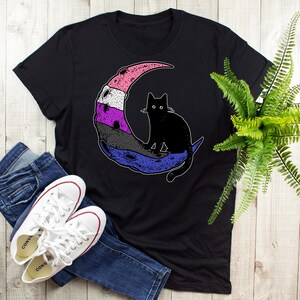 Könnte beinhalten: Schwarzes T-Shirt mit einer schwarzen Katze, die auf einem Halbmond sitzt. Der Mond ist mit den Farben der bisexuellen Pride-Flagge gestreift.
