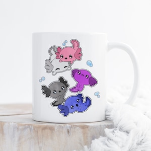 Może przedstawiać: Biały kubek ceramiczny z kolorowym wzorem pięciu aksolotli. Axolotl są w różnych odcieniach różowego, fioletowego, niebieskiego i szarego. Axolotl są w stylu kreskówkowym i mają duże oczy i uśmiechy.