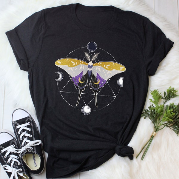 Chemise de fierté non binaire, cadeau de drapeau de fierté non binaire, T-shirt LGBT, mois du festival transgenre, Luna Moth Moon Phase Cottagecore Cottage Core