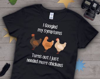 Pode incluir: Camiseta preta com um gráfico branco de três galinhas e o texto "Eu pesquisei meus sintomas no Google Acontece que eu só precisava de mais galinhas".