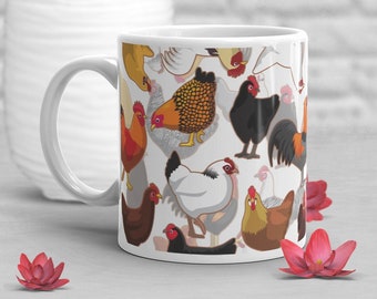 Pode incluir: Caneca de cerâmica branca com um padrão colorido de galinhas. As galinhas estão em várias poses e cores, incluindo marrom, branco, preto e vermelho.