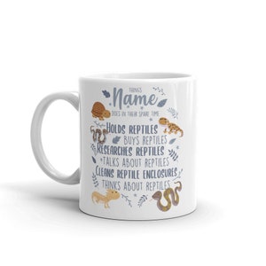 Puede incluir: Taza de cer&aacute;mica blanca con una ilustraci&oacute;n azul y marr&oacute;n de reptiles y el texto "THINGS Name DOES IN THEIR SPARE TIME HOLDS REPTILES BUYS REPTILES RESEARCHES REPTILES *TALKS ABOUT REPTILES CLEANS REPTILE ENCLOSURES THINKS ABOUT REPTILES"