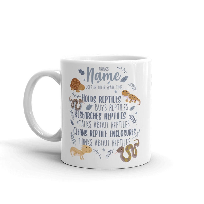 Puede incluir: Taza de cer&aacute;mica blanca con una ilustraci&oacute;n azul y marr&oacute;n de reptiles y el texto "THINGS Name DOES IN THEIR SPARE TIME HOLDS REPTILES BUYS REPTILES RESEARCHES REPTILES *TALKS ABOUT REPTILES CLEANS REPTILE ENCLOSURES THINKS ABOUT REPTILES"