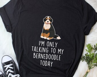 Camiseta Bernedoodle, Tricolor negra, Regalo para amantes de los perros Bernedoodle, para hombres y mujeres, Camiseta divertida y adorable con diseño de perro mestizo de caniche, Camiseta para mamá y papá perrunos