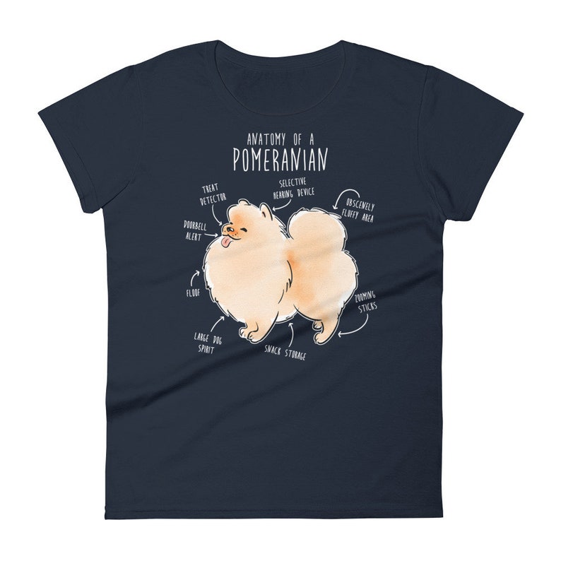 K&ouml;nnte beinhalten: Ein marineblaues Damen-T-Shirt mit einer wei&szlig;en Illustration eines Zwergspitz-Hundes. Die Illustration ist mit humorvollen anatomischen Merkmalen beschriftet, wie z. B. "Leckerli-Detektor", "Obsz&ouml;n flauschiger Bereich" und "Snack-Lagerung".