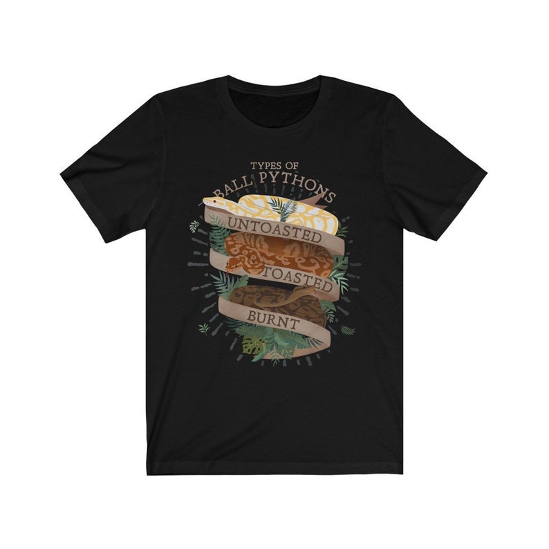 Może przedstawiać: Czarny T-shirt z grafiką przedstawiającą trzy pytony kr&oacute;lewskie z tekstem "Types of Ball Pythons" i słowami "Untoasted", "Toasted" i "Burnt" na banerze.