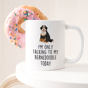 Bernedoodle-koffiemok, zwarte driekleurige Bernedoodle-cadeau, schattige hondenliefhebber, hondenmoeder, vader, doodle poedelmix Berner Sennenhond Cross