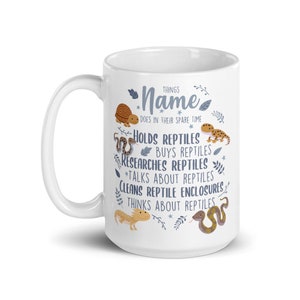 Puede incluir: Taza de cer&aacute;mica blanca con un dise&ntilde;o azul y gris con tem&aacute;tica de reptiles. El texto dice "THINGS Name DOES IN THEIR SPARE TIME * HOLDS REPTILES BUYS REPTILES RESEARCHES REPTILES *TALKS ABOUT REPTILES CLEANS REPTILE ENCLOSURES THINKS ABOUT REPTILES".