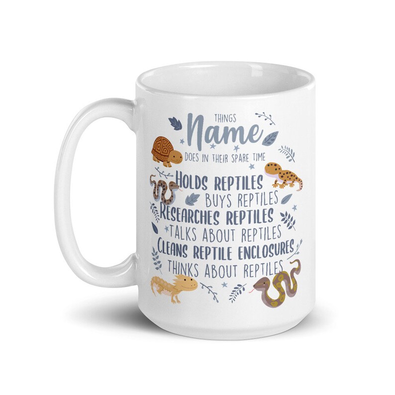 Puede incluir: Taza de cer&aacute;mica blanca con un dise&ntilde;o azul y gris con tem&aacute;tica de reptiles. El texto dice "THINGS Name DOES IN THEIR SPARE TIME * HOLDS REPTILES BUYS REPTILES RESEARCHES REPTILES *TALKS ABOUT REPTILES CLEANS REPTILE ENCLOSURES THINKS ABOUT REPTILES".