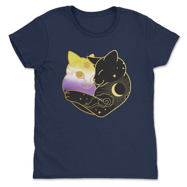 Op de afbeelding: Marineblauw T-shirt met een gouden afbeelding van twee omhelzende katten. E&eacute;n kat is gekleurd in de kleuren van de non-binaire pride-vlag, de andere is zwart met een zon-, maan- en sterrenontwerp. De katten omarmen elkaar.