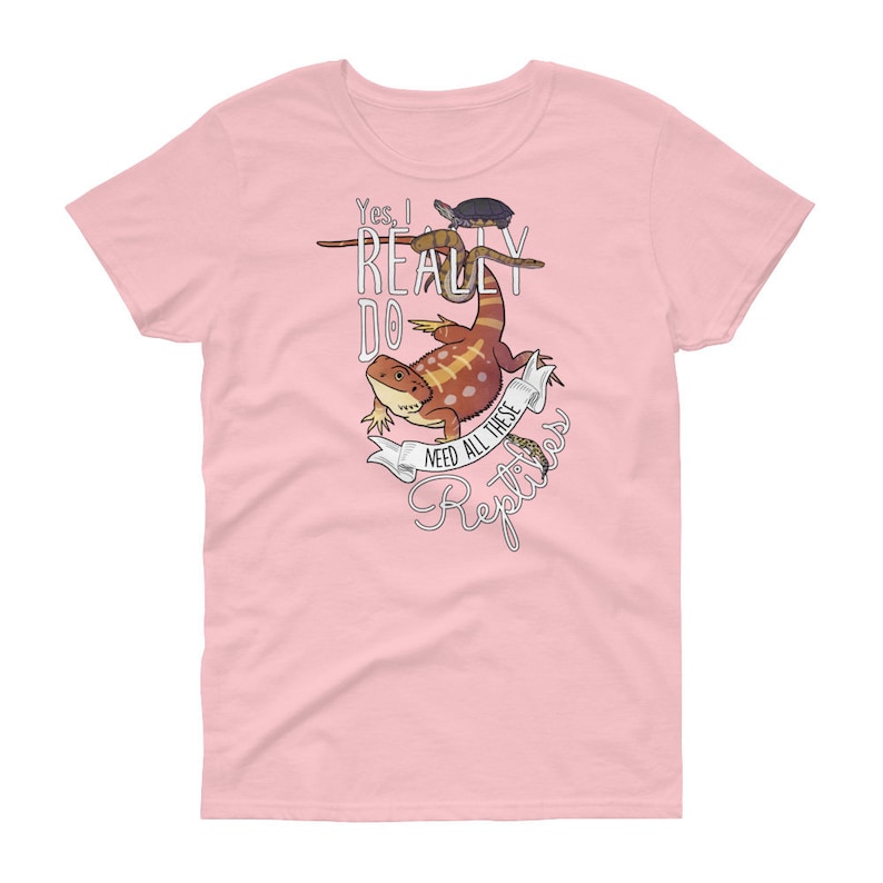 Puede incluir: Camiseta rosa para mujer con un gr&aacute;fico blanco de un drag&oacute;n barbudo, una serpiente y una tortuga con el texto "S&iacute;, realmente necesito todos estos reptiles."