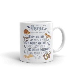 Puede incluir: Taza de cer&aacute;mica blanca con una ilustraci&oacute;n azul y marr&oacute;n de reptiles y el texto "THINGS Name DOES IN THEIR SPARE TIME HOLDS REPTILES BUYS REPTILES RESEARCHES REPTILES *TALKS ABOUT REPTILES CLEANS REPTILE ENCLOSURES THINKS ABOUT REPTILES"
