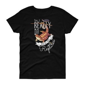 Puede incluir: Camiseta negra para mujer con un dise&ntilde;o gr&aacute;fico blanco de un drag&oacute;n barbudo, una serpiente y una tortuga. El texto dice "S&iacute;, realmente necesito todos estos reptiles."