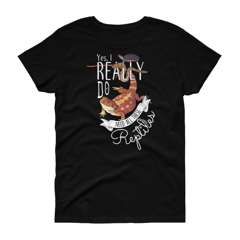 Puede incluir: Camiseta negra para mujer con un dise&ntilde;o gr&aacute;fico blanco de un drag&oacute;n barbudo, una serpiente y una tortuga. El texto dice "S&iacute;, realmente necesito todos estos reptiles."