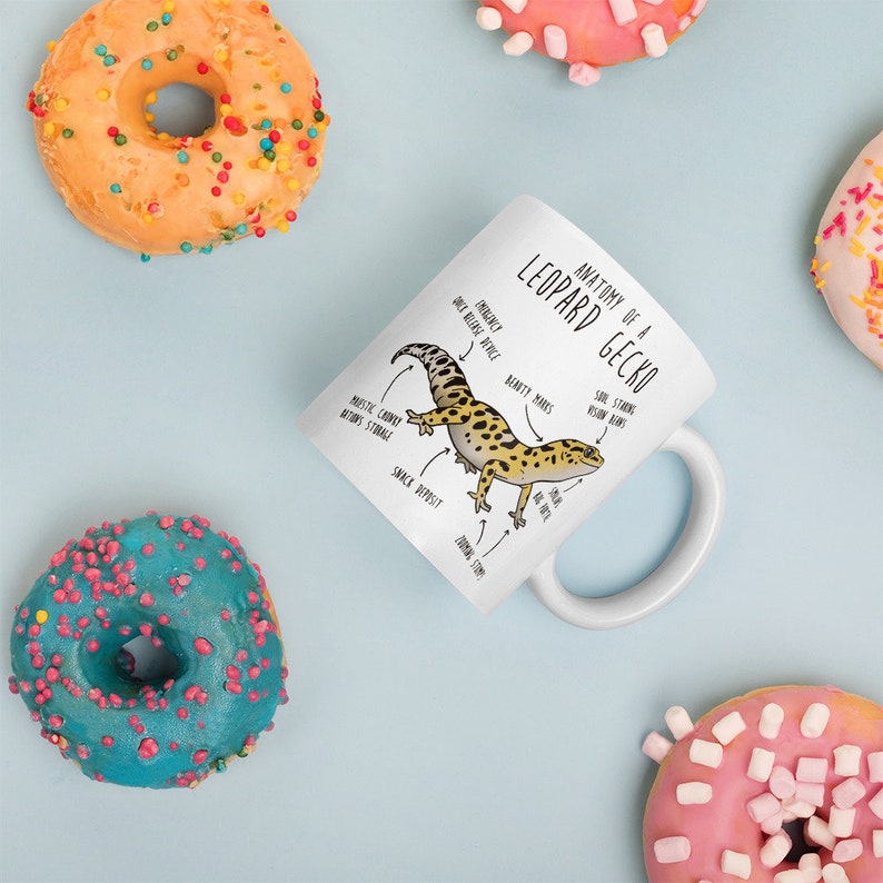 Puede incluir: Taza de cer&aacute;mica blanca con una ilustraci&oacute;n en blanco y negro de un gecko leopardo con etiquetas anat&oacute;micas. El texto en la taza dice "Anatomy of a Leopard Gecko".