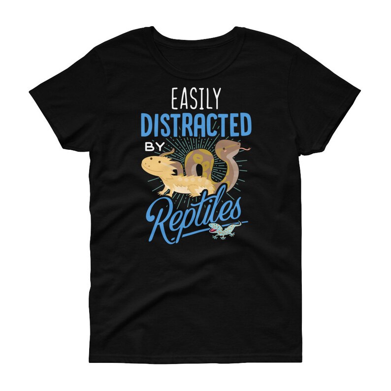 Może przedstawiać: Czarny damski t-shirt z napisem "Easily Distracted By Reptiles" w kolorze niebieskim. Koszulka przedstawia kresk&oacute;wkową ilustrację węża, jaszczurki i salamandry.