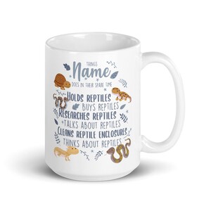 Puede incluir: Taza de cer&aacute;mica blanca con un dise&ntilde;o azul y marr&oacute;n que presenta una variedad de reptiles. El texto dice "Things Name Does In Their Spare Time: Holds Reptiles, Buys Reptiles, Researches Reptiles, Talks About Reptiles, Cleans Reptile Enclosures, Thinks About Reptiles."