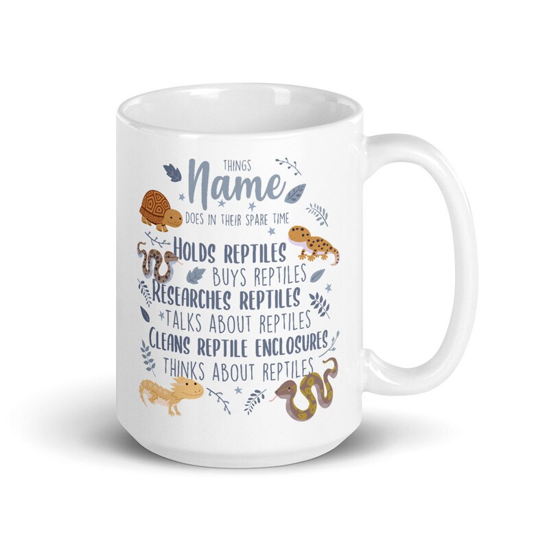 Puede incluir: Taza de cer&aacute;mica blanca con un dise&ntilde;o azul y marr&oacute;n que presenta una variedad de reptiles. El texto dice "Things Name Does In Their Spare Time: Holds Reptiles, Buys Reptiles, Researches Reptiles, Talks About Reptiles, Cleans Reptile Enclosures, Thinks About Reptiles."