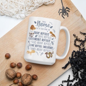 Puede incluir: Taza de cer&aacute;mica blanca con una ilustraci&oacute;n en negro y gris de un reptil y el texto "THINGS * Name * DOES IN THEIR SPARE TIME HOLDS REPTILES BUYS REPTILES RESEARCHES REPTILES *TALKS ABOUT REPTILES CLEANS REPTILE ENCLOSURES THINKS ABOUT REPTILES"