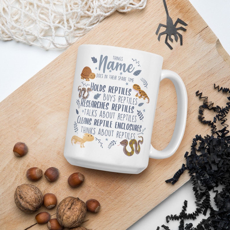 Puede incluir: Taza de cer&aacute;mica blanca con una ilustraci&oacute;n en negro y gris de un reptil y el texto "THINGS * Name * DOES IN THEIR SPARE TIME HOLDS REPTILES BUYS REPTILES RESEARCHES REPTILES *TALKS ABOUT REPTILES CLEANS REPTILE ENCLOSURES THINKS ABOUT REPTILES"